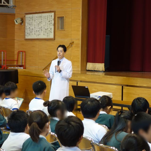 福山市にある手城小学校へ訪問し、杉江病院長と出羽看護師が「ネット・ゲーム依存」について講演会を行いました！