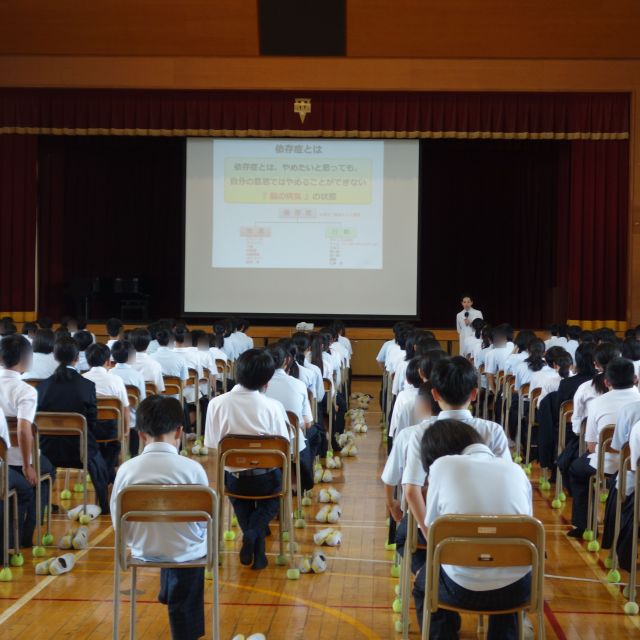 広島市にある庚午中学校へ訪問し、「ネット、ゲーム依存」について講演会を行いました！